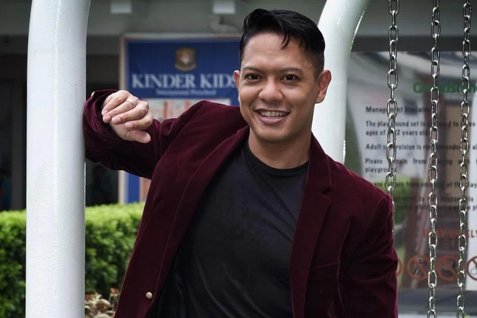 DAMBAKAN PENGALAMAN BARU: Mohammad Rizuan Rashid tidak pernah jemu bertanding di medan pertandingan setempat atau luar negara walaupun sudah menjelajah sejauh Indonesia dan Filipina bagi Dangdut Academy Asia 2 (DAA2) dan I Love OPM (Original Pinoy Music), enam tahun lalu. - Foto BH oleh KHALID BABA