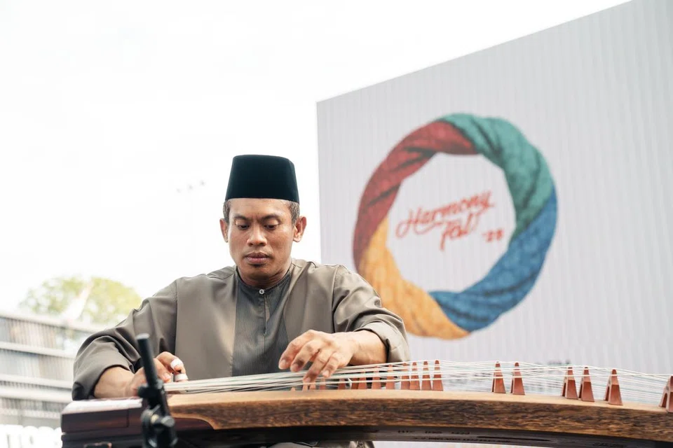 Encik Mohamed Faizal Mohamed Salim, 44, merupakan pemain alat muzik Cina, ‘Guzheng’, secara sepenuh masa di Singapura. Mula bermain alat itu sejak berusia 19 tahun, beliau mengetengahkan persembahan gabungan lagu daripada pelbagai kaum pada 5 dan 6 Julai di acara Harmony Fest! ’25.
