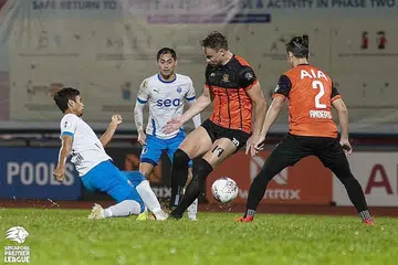 SEMANGAT BERJUANG: Pemain Sailors Adam Swandi (jersi putih, paling kiri) cuba merampas bola dari kaki pemain Hougang United dalam perlawanan yang berkesudahan dengan kemenangan 3-1 bagi Sailors. - Foto LIGA PERDANA SINGAPURA 