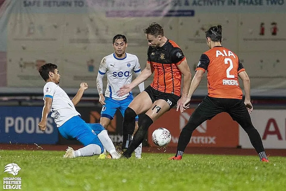 SEMANGAT BERJUANG: Pemain Sailors Adam Swandi (jersi putih, paling kiri) cuba merampas bola dari kaki pemain Hougang United dalam perlawanan yang berkesudahan dengan kemenangan 3-1 bagi Sailors. - Foto LIGA PERDANA SINGAPURA 