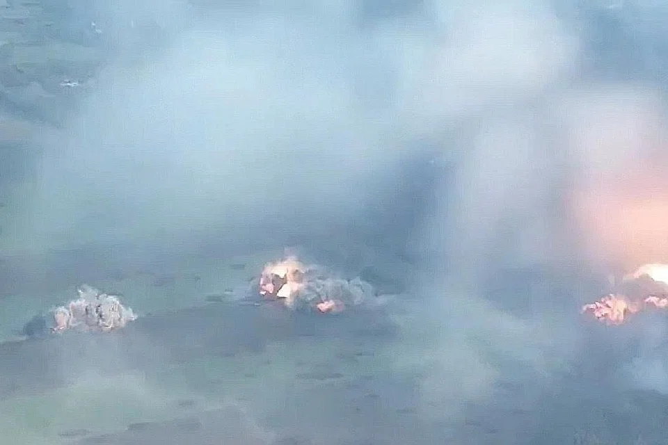 OFENSIF RUSSIA: Seorang anggota militia Republik Rakyat Donetsk mengawal pintu masuk bangunan pentadbiran bandar Svitlodarsk, di wilayah Donetsk, Khamis lalu. Tentera Russia menawan Svetlodarsk, yang terletak 80 km ke barat laut Severodonetsk. Sementara itu, mereka terus membedil kawasan dekat Novomykhailivka (gambar atas) dalam usaha untuk menguasai wilayah Donetsk. - Foto-foto REUTERS