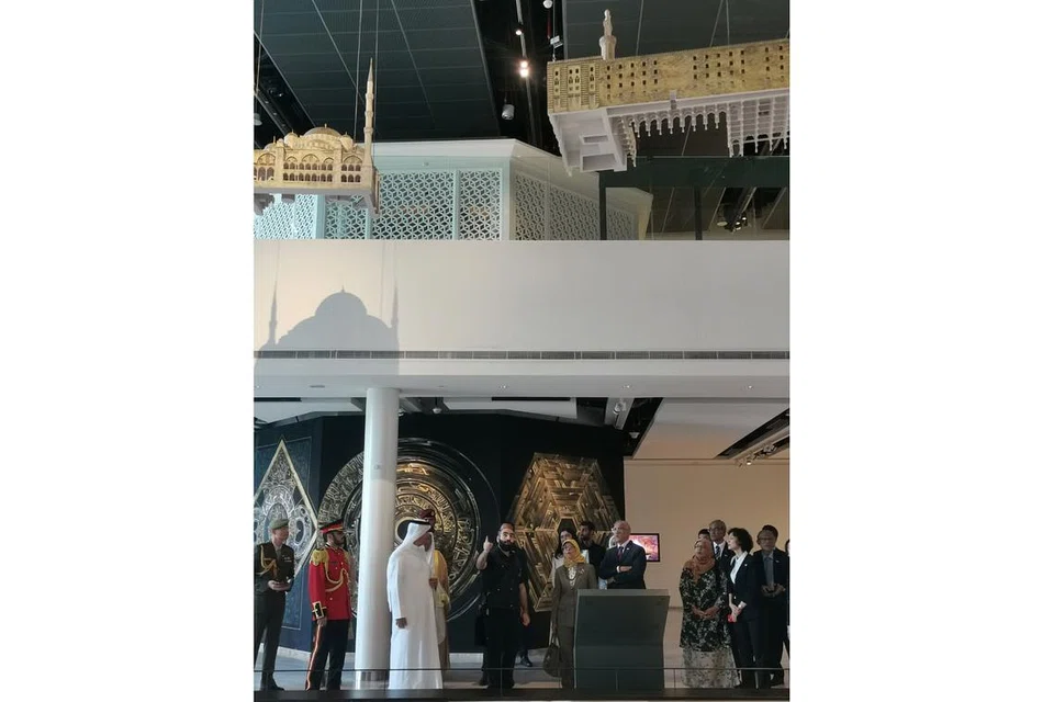 KAGUM: Presiden Halimah melawat Pusat Budaya Sheikh Abdullah Al Salem di Kuwait. Kompleks muzim seluas 18 hektar itu memuatkan empat muzium, termasuk Muzium Sains Islam Arab, yang menunjukkan pengaruh cendekiawan dan saintis Arab dalam sejarah dunia. - Foto BH oleh NORMAN SAWI