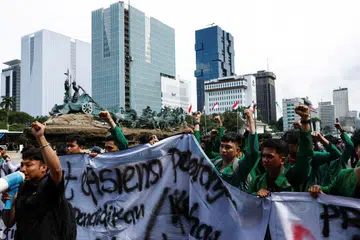 Pelajar universiti berarak semasa protes anti-pemerintah yang dikenali sebagai ‘Indonesia Gelap’, menentang dasar penjimatan bajet, berhampiran istana presiden di Jakarta, Indonesia, pada 20 Februari 2025.