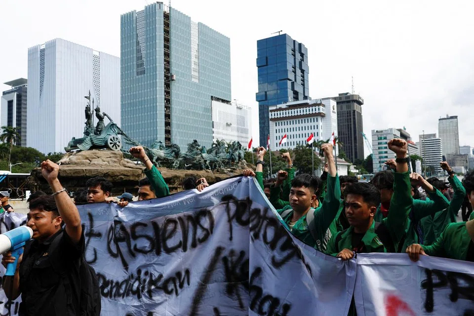 Pelajar universiti berarak semasa protes anti-pemerintah yang dikenali sebagai ‘Indonesia Gelap’, menentang dasar penjimatan bajet, berhampiran istana presiden di Jakarta, Indonesia, pada 20 Februari 2025.