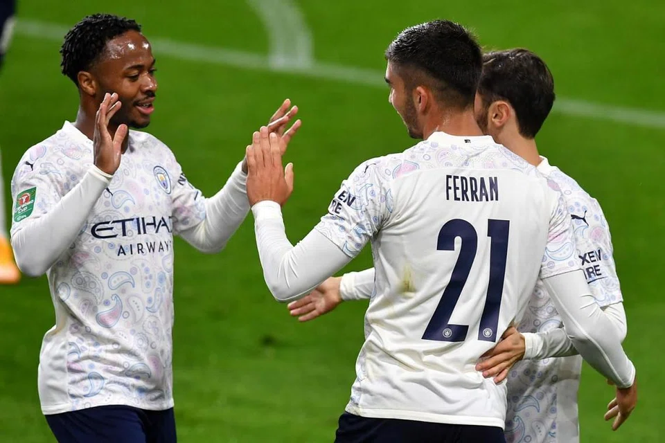 KEMBALI MENANG: Pemain City, (dari kiri) Raheem Sterling dan Ferran Torres meraikan gol kemenangan yang dijaringkan Torres, sekali gus memastikan mereka mempunyai peluang mengekalkan gelaran juara Piala Liga musim ini. - Foto EPA-EFE