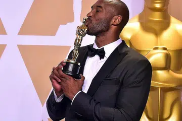 GEMBIRA: Kobe Bryant begitu gembira meraih Anugerah Akademi bagi filem animasi pendek yang ditulis dan diterbitkannya bertajuk 'Dear Basketball' - Foto AFP
