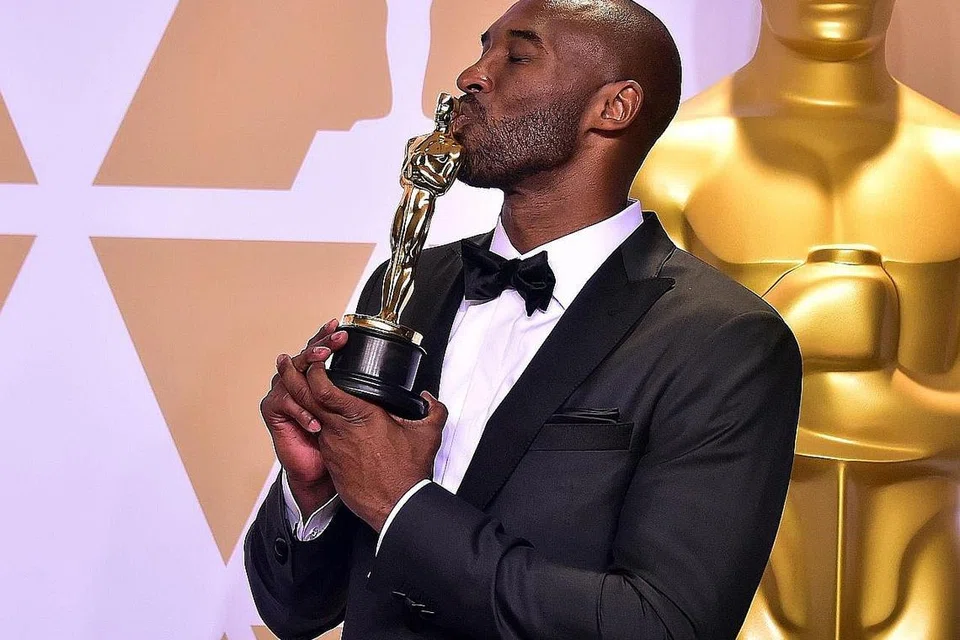 GEMBIRA: Kobe Bryant begitu gembira meraih Anugerah Akademi bagi filem animasi pendek yang ditulis dan diterbitkannya bertajuk 'Dear Basketball' - Foto AFP
