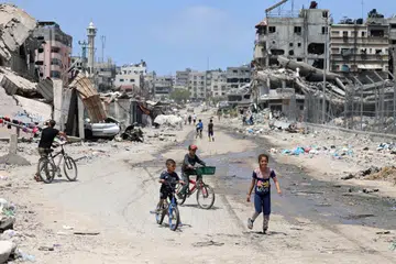 Kawasan perumahan dan jalan raya yang musnah dibom tentera Israel di Gaza pada 3 Mei.
