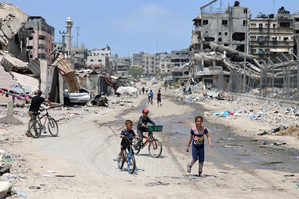 Kawasan perumahan dan jalan raya yang musnah dibom tentera Israel di Gaza pada 3 Mei.