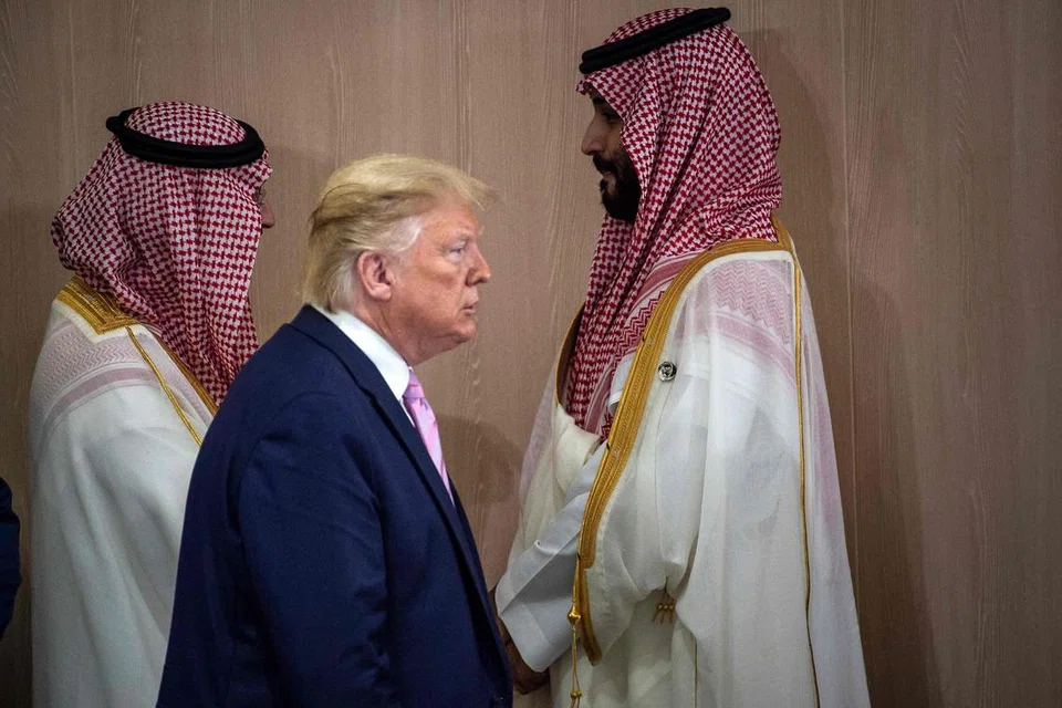 Presiden Amerika Syarikat, Encik Donald Trump, dan Putera Mahkota Arab Saudi, Mohammed Bin Salman (kanan), tiba untuk menghadiri Sidang Puncak Kumpulan 20 (G20) di Osaka pada 28 Jun 2019. Encik Trump, dijadual mengadakan lawatan ke Timur Tengah pada 13 Mei.