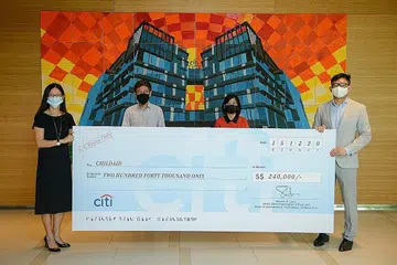 BANTU PENDIDIKAN DAN IMPIAN SENI KANAK-KANAK: (Dari kiri) Cik Stacey Lacy; timbalan pengerusi The Rice Company, Encik Alvin Tay; pengurus besar Dana Wang Saku Sekolah The Straits Times, Cik Tan Bee Heong; dan Encik Helmi Yusof; dengan cek kepada ChildAid. - Foto BH oleh SHINTARO TAY
