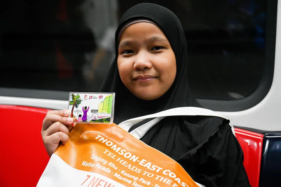 Nur Aneesa Inshirah Muhammad Yazzid, 9 tahun, merupakan artis di sebalik lukisan pada kad ez-link edisi terhad. 