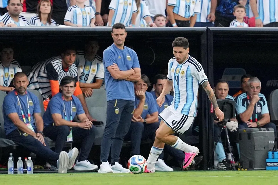 Jurulatih Argentina, Lionel Scaloni (berdiri, kiri) memerhatikan pemain pertahanan, Gonzalo Montiel, semasa Piala Dunia 2026 di Stadium Kansas City, Missouri, Amerika Syarikat pada 16 Jun. Scaloni berada di tangga kelapan antara jurulatih berpendapatan tertinggi Piala Dunia 2026 dengan memperolehi £2.61 juta setahun.