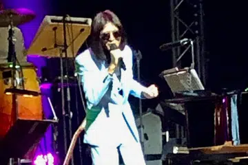 TETAP BERSEMANGAT: Walaupun tubuhnya kurus dan makin membongkok kerana sakit scoliosis yang dihidapinya, Zamani tetap bersemangat menghiburkan peminatnya dalam 'Zamani Live In Concert' di Dewan Konsert Esplanade Ahad lalu begitu berkesan. - Foto BH oleh ISMAWATI ISMAIL