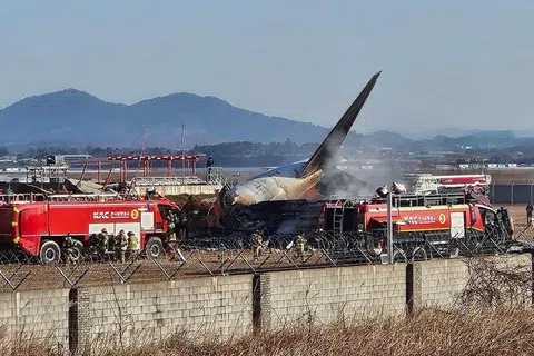 Pesawat Jeju Air 2216 yang membawa 181 orang dari Bangkok ke Muan, Korea Selatan, terhempas di Lapangan Terbang Antarabangsa Muan pada 29 Disember. 