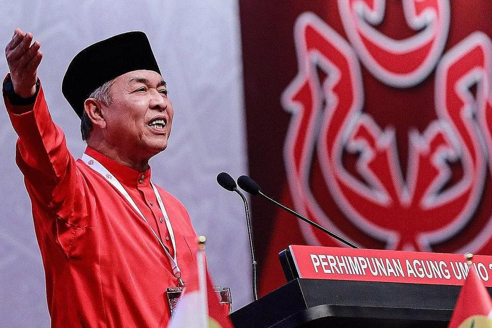 IKRAR PRESIDEN UMNO: Dalam ucapan dasarnya sempena perhimpunan Umno semalam, Datuk Zahid melahirkan harapan meminda Perlembagaan negara itu bagi memastikan sistem undang-undang Syariah lebih kukuh. Hal ini juga bergantung jika parti itu mendapat sokongan majoriti dua pertiga di Parlimen dalam pilihan raya mendatang. - Foto UMNO