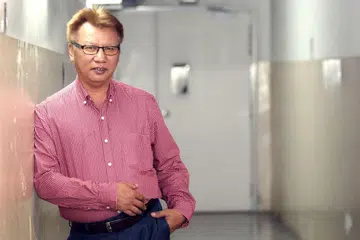 TIDAK SEGAN BELAJAR: Encik Azman akur, walau usianya telah lanjut, beliau sentiasa mencari peluang untuk menambah kemahiran diri di tempat kerja. - Foto BH oleh ZHANG XUAN 