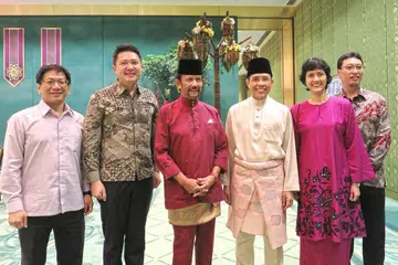 PERKUKUH HUBUNGAN: Lawatan Dr Maliki (tiga dari kanan) yang ditemani Cik Pereira (dua dari kanan) dan Encik Kwek (dua dari kiri) ke Brunei termasuk bertemu dengan Sultan Brunei, Hassanal Bolkiah (tiga dari kiri) yang turut disertai Pesuruhjaya Tinggi Singapura di Brunei, Encik Lim Hong Huai (kiri) dan suami Cik Pereira, Encik Eric Lum (kanan). - Foto MFA