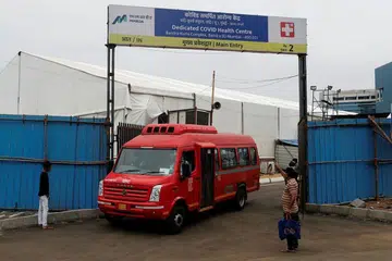 USAHA MENYELAMAT PENDUDUK/PESAKIT: Hampir 150 pesakit Covid-19 dari sebuah hospital lapangan yang baru dibina telah dipindahkan ke sebuah kemudahan dengan bumbung konkrit sebagai langkah pencegahan, kata para pegawai.
