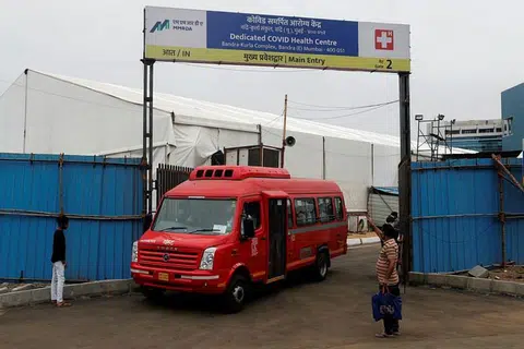 USAHA MENYELAMAT PENDUDUK/PESAKIT: Hampir 150 pesakit Covid-19 dari sebuah hospital lapangan yang baru dibina telah dipindahkan ke sebuah kemudahan dengan bumbung konkrit sebagai langkah pencegahan, kata para pegawai.