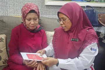 TERIMA BANTUAN: Penyanyi veteran, Zaiton Sameon (kiri), menerima kunjungan Timbalan Menteri Pembangunan Wanita, Keluarga dan Masyarakat, Cik Aiman Athirah Sabu, yang menilai bentuk bantuan yang boleh disalurkan bagi meringankan bebannya.