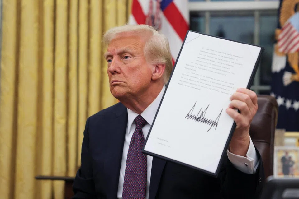 Presiden Amerika Syarikat, Encik Donald Trump, memegang dokumen pada hari beliau menandatangani arahan eksekutif dan memberikan pengampunan kepada defendan yang terlibat dalam serangan Bangunan Capitol pada 6 Januari 2021. Upacara itu berlangsung di Pejabat Oval, Rumah Putih, bersempena Hari Pelantikan beliau pada 20 Januari