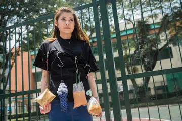 VIDEO VIRAL: Dengan menggunakan bahasa 'Singlish', Cik Lerine Yeo menjual 100 baju dengan bulatan logam (metal ring) dalam masa 15 minit sahaja. Beliau, yang merupakan pemilik kedai dalam talian Misshopper Boutique, menggunakan wadah 'Facebook Live' bagi penjualannya yang dilakukan secara bersahaja dan mungkin dianggap agak lucu oleh sesetengah yang menonton videonya. - Foto BH oleh SYAMIL SAPARI