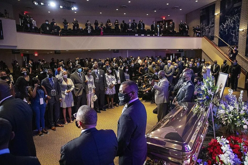 KEMATIAN DIINGATI: Anggota keluarga, ahli politik dan golongan selebriti berkumpul bagi menghadiri majlis pengebumian George Floyd, warga kulit hitam yang maut semasa ditahan polis di Minneapolis, Minnesota, Amerika Syarikat pada 4 Jun lalu. - Foto REUTERS