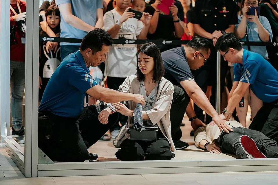 SALING PIKUL TANGGUNGJAWAB: Gerakan SGSecure yang dilancarkan pada 2016 telah membantu melatih dan menggembeleng masyarakat dalam memerangi pengganasan. - Foto ISD