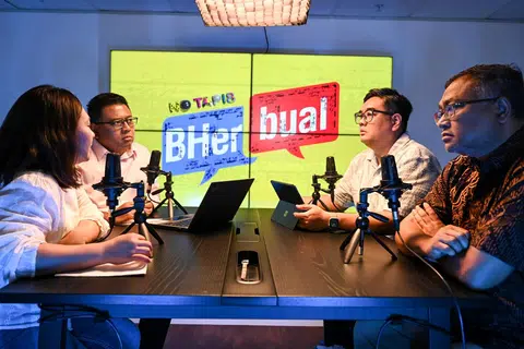Episod ke-11 BHberbual menampilkan tetamu (kanan) Encik Mohamed Imran Mohamed, Pengarah Dialogue Centre Limited; serta Pengasas dan Pengarah, The Whitehatters, Cik Shahrany Hassan (kiri). Editor Berita BH, Encik Nazri Hadi Saparin (dua dari kanan) dan koresponden, Anwar Saleh merupakan hos podcast tersebut. 