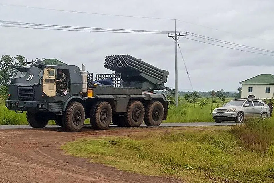 Sebuah pelancar roket berganda BM-21 milik Kemboja kembali dari kawasan sempadan Kemboja-Thai selepas tentera kedua-dua negara berbalas tembakan dalam satu lagi pusingan pertempuran di wilayah Preah Vihear pada 24 Julai 2025.