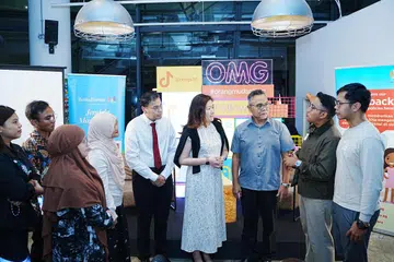 Peserta beramah mesra dengan tetamu undangan, Pesuruhjaya Kehakiman Mahkamah Agung, Encik Mohamed Faizal Mohamed Abdul Kadir (lima dari kanan), serta Anggota Parlimen GRC Marsiling-Yew Tee, Cik Hany Soh (empat dari kanan). Turut bersama ialah Editor Berita Harian, Encik Nazry Mokhtar (tiga dari kanan) dan Editor Audiens dan Perkembangan Berita Harian, Cik Norhaiza Hashim (empat dari kiri).