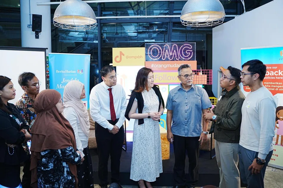 Peserta beramah mesra dengan tetamu undangan, Pesuruhjaya Kehakiman Mahkamah Agung, Encik Mohamed Faizal Mohamed Abdul Kadir (lima dari kanan), serta Anggota Parlimen GRC Marsiling-Yew Tee, Cik Hany Soh (empat dari kanan). Turut bersama ialah Editor Berita Harian, Encik Nazry Mokhtar (tiga dari kanan) dan Editor Audiens dan Perkembangan Berita Harian, Cik Norhaiza Hashim (empat dari kiri).