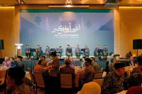 The Mi’raj Project menyampaikan persembahan qasidah di majlis jamuan  malam sambutan ulang tahun ke-200 Masjid Sultan di Hotel Park Royal di Beach Road pada 26 Oktober. 