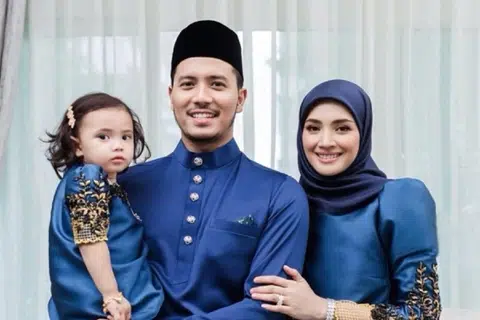 Fattah Amin (tengah) mengakui mahligai yang dibinanya bersama Nur Fazura Sharifuddin (kanan) utuh kerana sikap Fazura yang penyayang. Bersama mereka adalah anak mereka, Nur Fatima Aisya.
