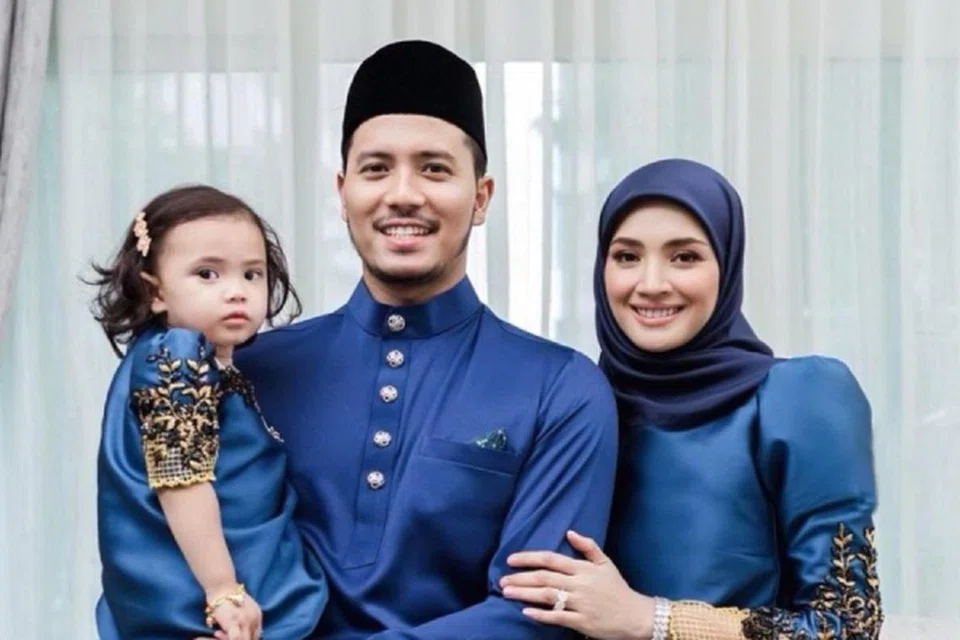 Fattah Amin (tengah) mengakui mahligai yang dibinanya bersama Nur Fazura Sharifuddin (kanan) utuh kerana sikap Fazura yang penyayang. Bersama mereka adalah anak mereka, Nur Fatima Aisya.