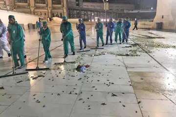 OPERASI PEMBERSIHAN: Pihak berkuasa Makkah telah melancarkan operasi pembersihan untuk membunuh ribuan cengkerik yang 'menyerang' Masjidil Haram hingga mengganggu jemaah yang mengerjakan umrah dan beribadat. - Foto TWITTER 