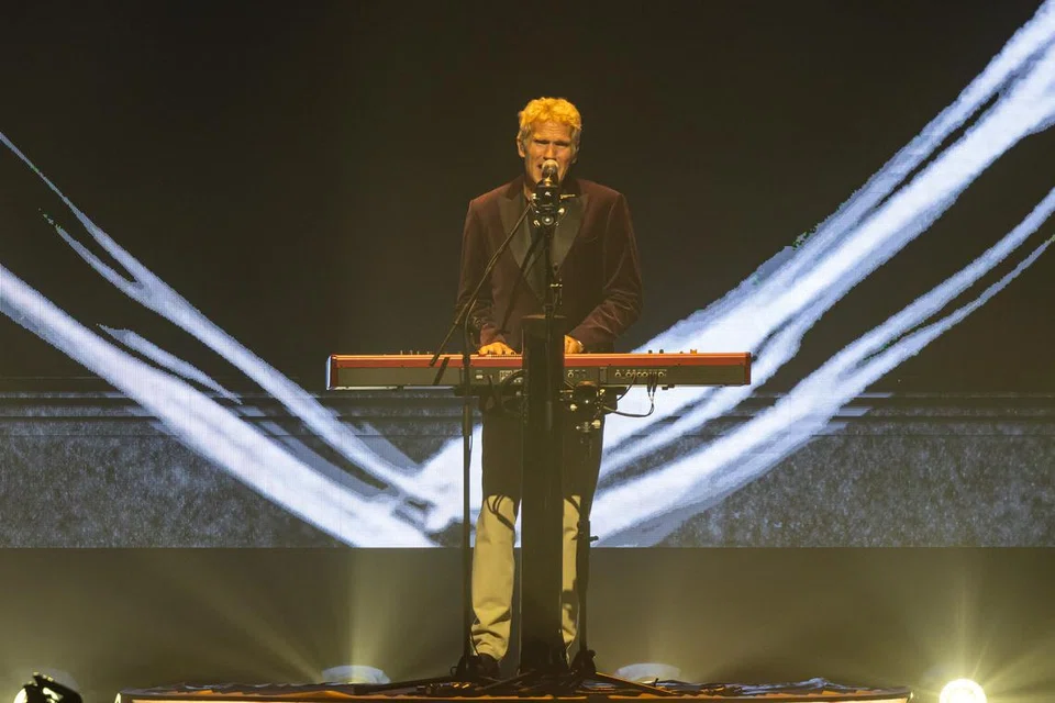 Vokalis dan pemain papan nada, Jascha Richter, memperkenalkan kepada penonton lagu terbaru tentang meningkat usia, ‘A Life to Remember’.