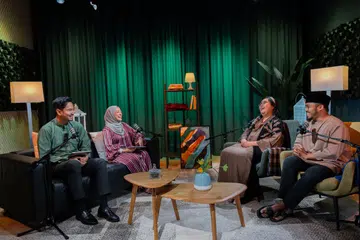 Ustaz Abdullah Ahmad (dari kanan) dan pencipta kandungan OMGxBH, Cik Nur Sabrina Masri, membincangkan bagaimana orang ramai dapat menjaga adab ketika kunjung-mengunjung pada musim Hari Raya bersama wartawan, Encik Muhd Hazman Abdul Aziz, dan penerbit podcast, Cik Natasha Mustafa.
