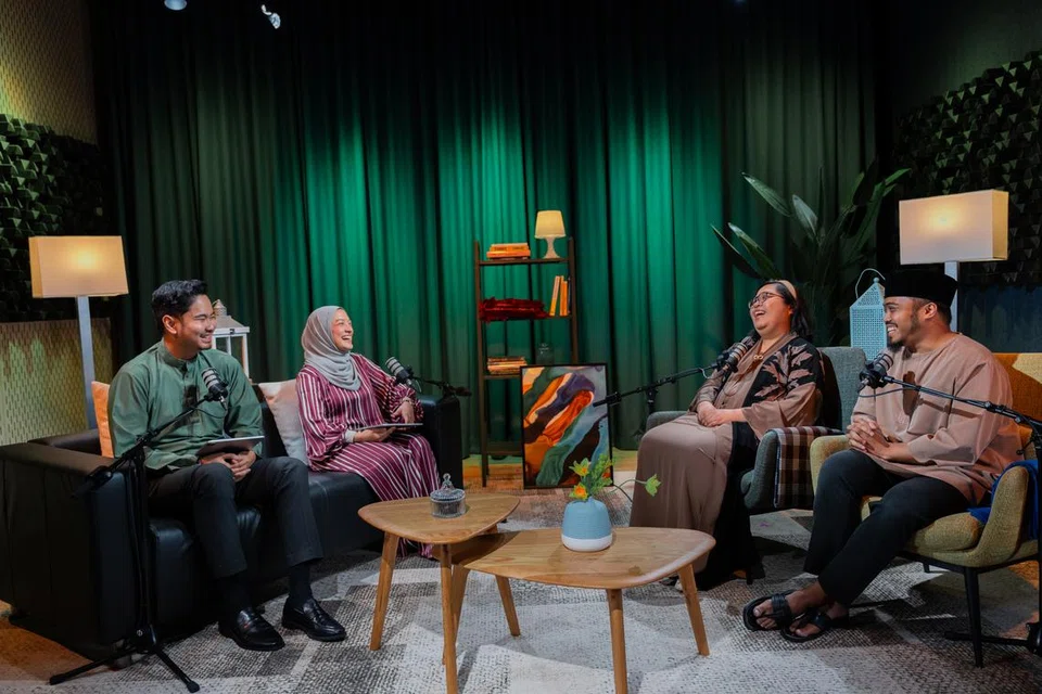 Ustaz Abdullah Ahmad (dari kanan) dan pencipta kandungan OMGxBH, Cik Nur Sabrina Masri, membincangkan bagaimana orang ramai dapat menjaga adab ketika kunjung-mengunjung pada musim Hari Raya bersama wartawan, Encik Muhd Hazman Abdul Aziz, dan penerbit podcast, Cik Natasha Mustafa.