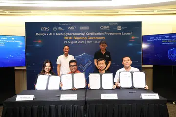 Menteri Negara Kanan (Penerangan dan Pembangunan Digital), Encik Tan Kiat How (berdiri, kiri); dan Presiden Universiti Teknologi dan Reka Bentuk Singapura (SUTD), Encik Phoon Kok Kwang (berdiri, kanan), menyaksikan majlis menandatangani Memorandum Persefahaman (MOU) bagi program keselamatan siber baru. 