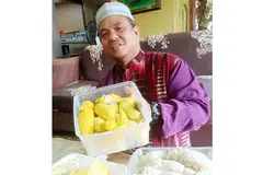 SARA KELUARGA: Encik Abdul Rahman menunjukkan contoh durian "berjenama" yang siap dipek untuk dipasarkan. - Foto BM oleh SAINI SALLEH