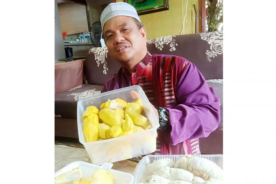 SARA KELUARGA: Encik Abdul Rahman menunjukkan contoh durian "berjenama" yang siap dipek untuk dipasarkan. - Foto BM oleh SAINI SALLEH