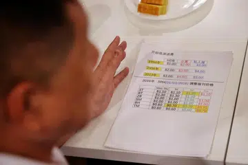 MENCABAR: Sehelai kertas yang menunjukkan bayaran penghantaran akhbar dan harga yang dilihat ketika wakil dua persatuan akhbar menghadiri sesi dialog pada Isnin untuk membincangkan isu yang dihadapi perdagangan itu.