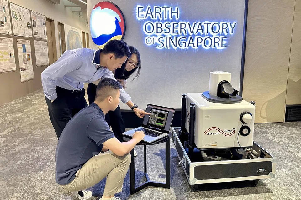 Profesor Madya Steve Yim (tengah) dari Universiti Teknologi Nanyang (NTU), Dr Huang Tao (depan) dan Dr Fang Tingting, sedang meneliti data yang dikumpul oleh sistem pengesanan cahaya dan julat (Lidar).