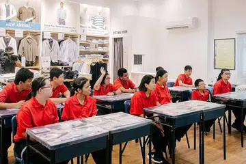 PELUANG BELAJAR BIDANG RUNCIT: Para pelajar daripada Sekolah Dewasa Delta (DSS) APSN berpeluang mempelajari asas selok-belok dunia peruncitan fesyen di sekolah mereka yang menyediakan ruang latihan khas dipanggil Retail@DSS. - Foto UNIQLO