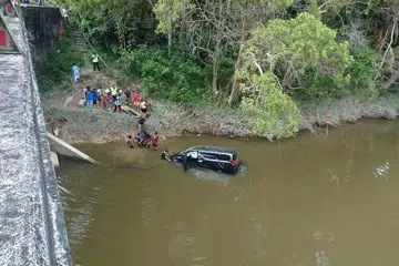 Pasukan penyelamat menemui Encik Christopher Lim tersepit di tempat duduk pemandu dalam Sungai Ulu Sedili.