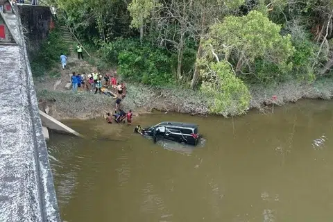 Pasukan penyelamat menemui Encik Christopher Lim tersepit di tempat duduk pemandu dalam Sungai Ulu Sedili.