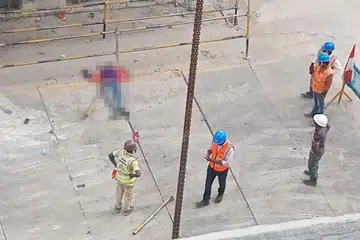 NAHAS TAPAK KERJA: Pekerja (terlantar di atas lantai) yang dipercayai terlibat dalam kemalangan di tapak kerja di Sembawang Avenue meninggal dunia pada Isnin.