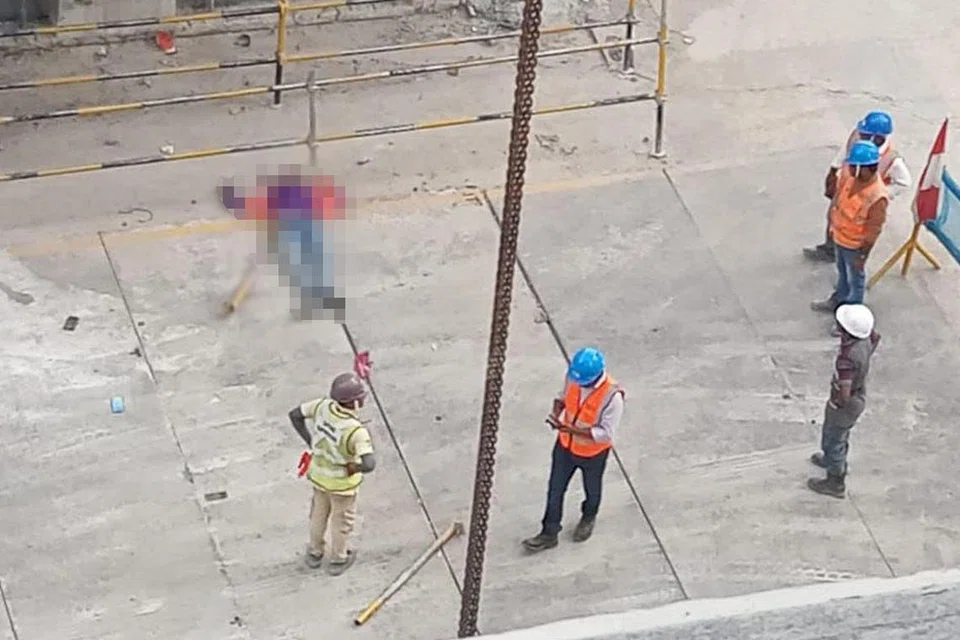 NAHAS TAPAK KERJA: Pekerja (terlantar di atas lantai) yang dipercayai terlibat dalam kemalangan di tapak kerja di Sembawang Avenue meninggal dunia pada Isnin.